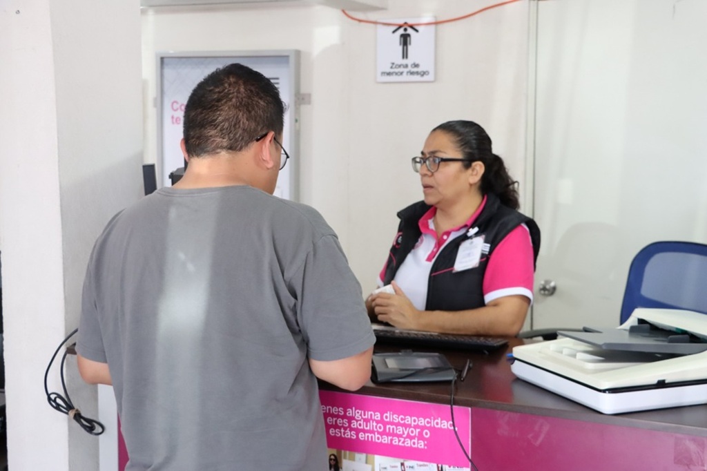una funcionaria del INE atendiendo a un ciudadano