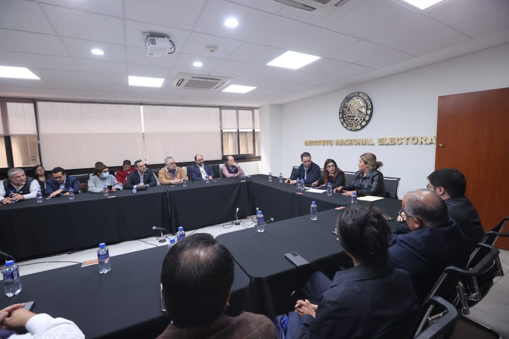 Personas en reunión en sala de juntas