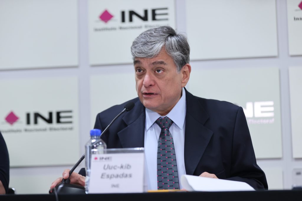 Consejero Uuc-kib Espadas en conferencia de prensa