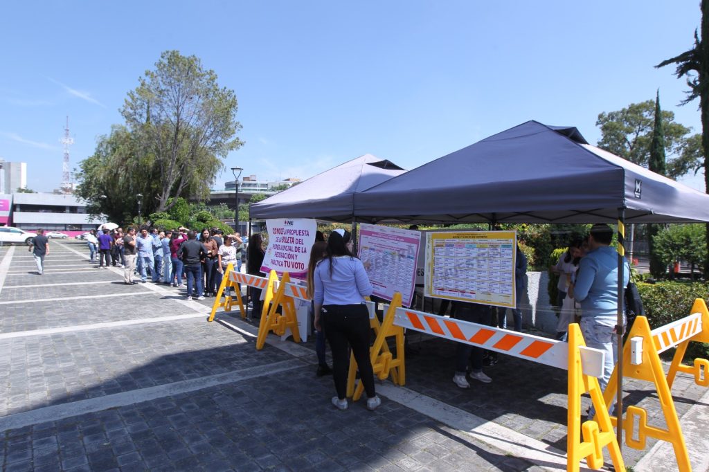Personas haciendo fila para votar