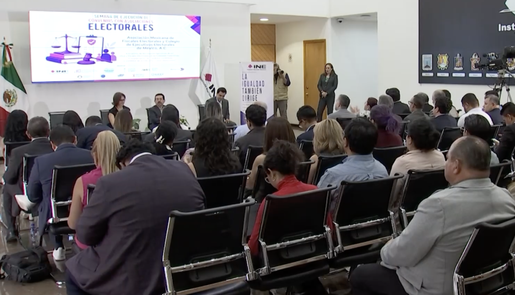 Semana de ejecución con Asociaciones electorales con el Consejero Ch+avez en el podium