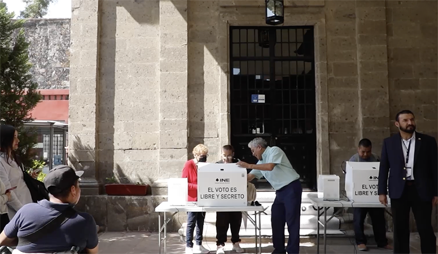 Funcionariado de casilla armando las carpas de votación