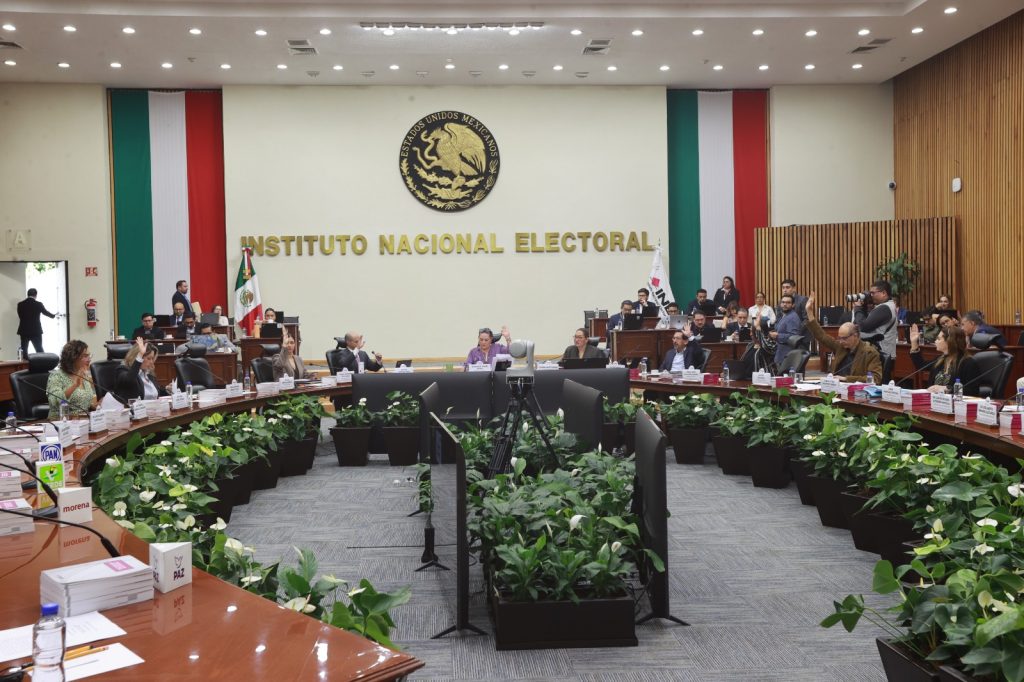 Personas Consejeras Electorales y representantes de partidos políticos sentados en el Salón del Consejo.