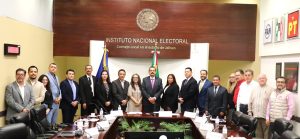 más de diez personas de pie posando para la foto oficial