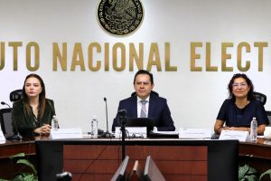 un hombre sentado en medio de dos mujeres