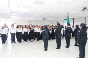 personas vestidas de camisa blanca y pantalón negro de pie frente a una escoltar militar