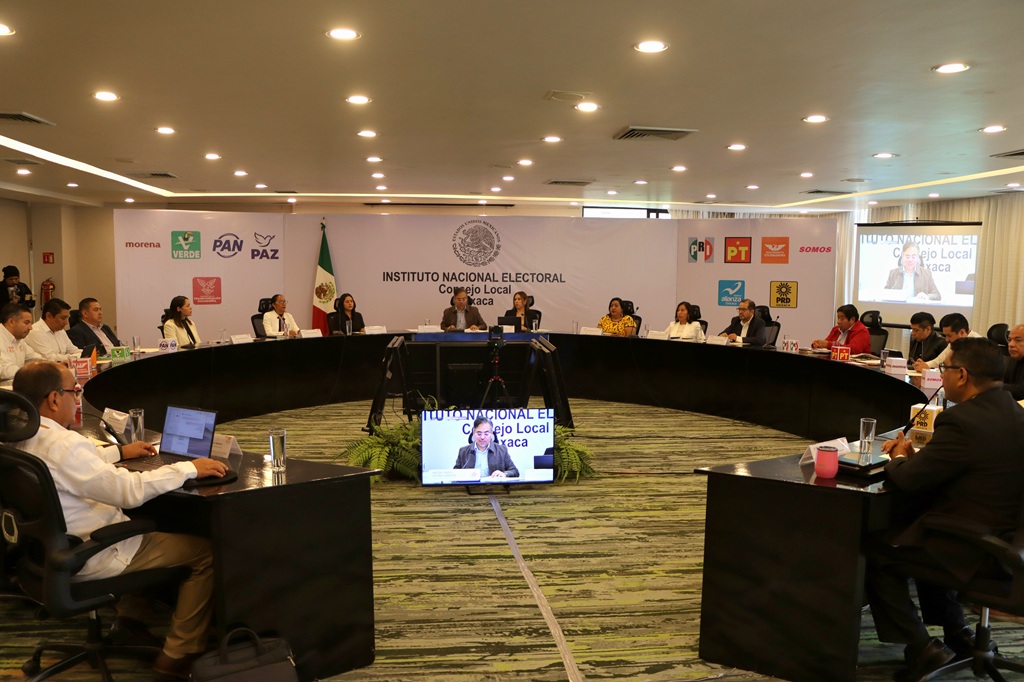 varias personas sentadas alrededor de una mesa semicircular