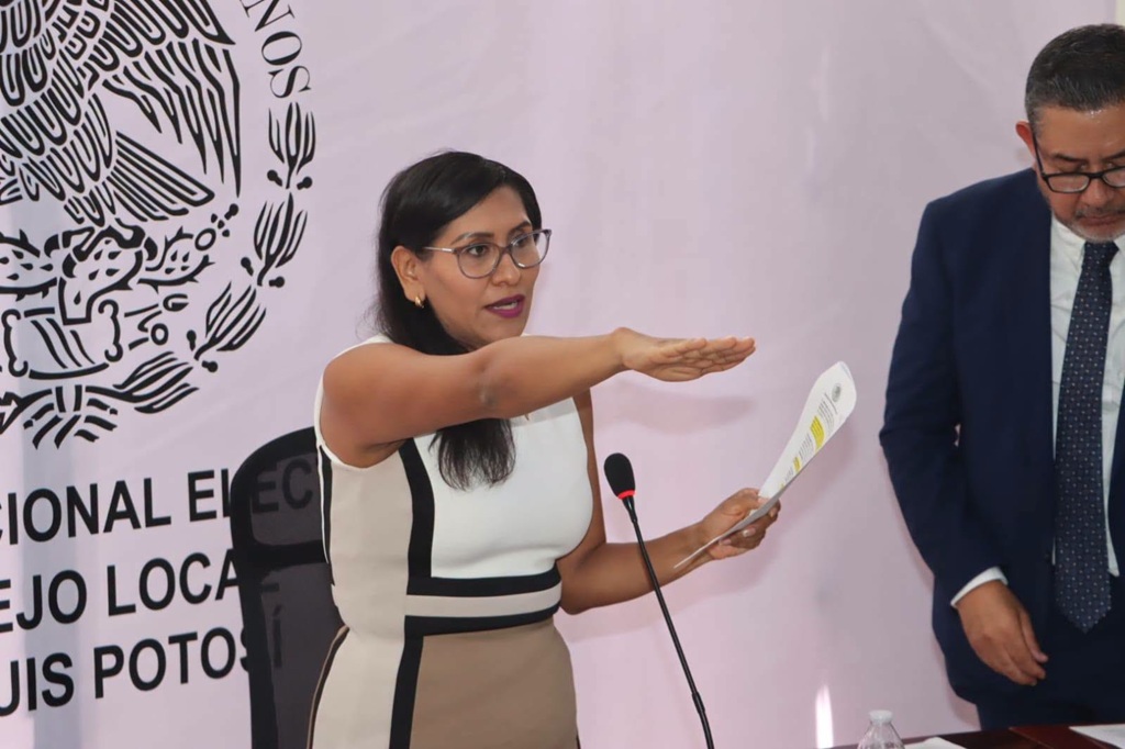 Mujer de pie con el brazo extendido al frente