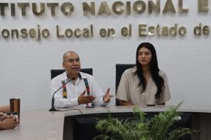 un hombre calvo y una mujer cabello largo sentados