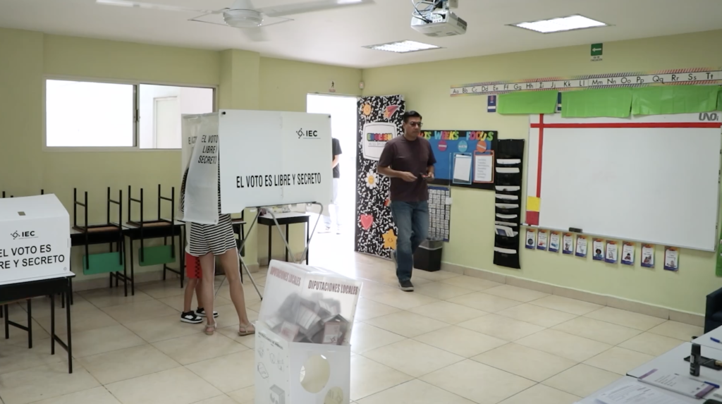 hombre entrando a una casilla para ejercer su voto