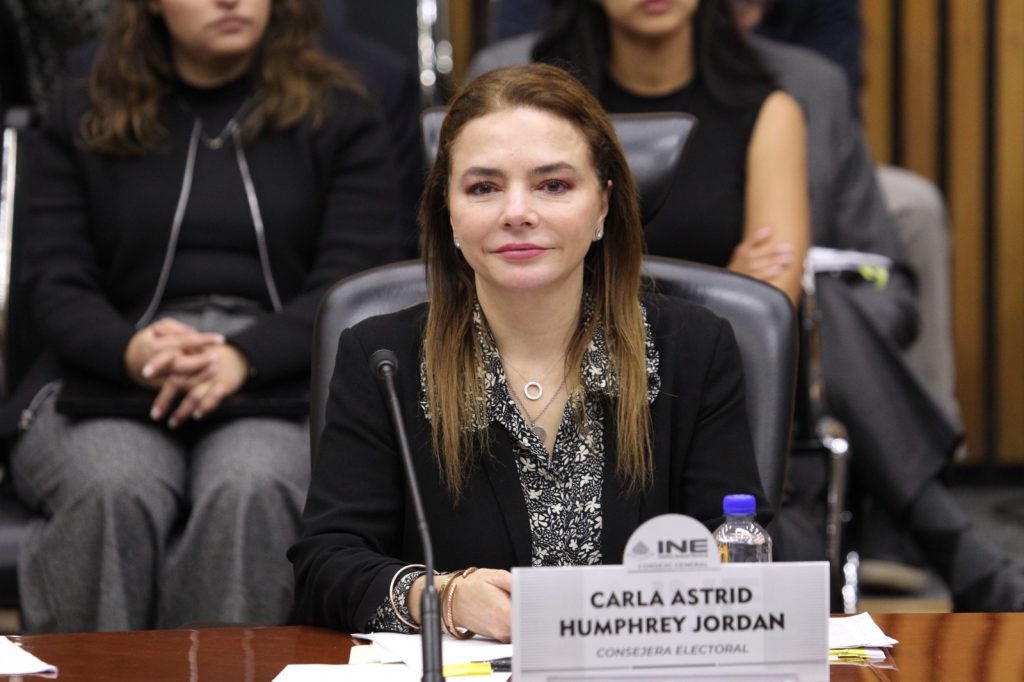 Carla Humphrey Jordan, Consejera Electoral participando en la sesión.