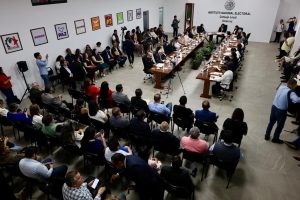 un salón visto desde arriba con muchas personas sentadas