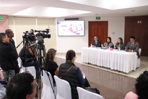 cuatro personas dando una conferencia de prensa a medios de comunicación